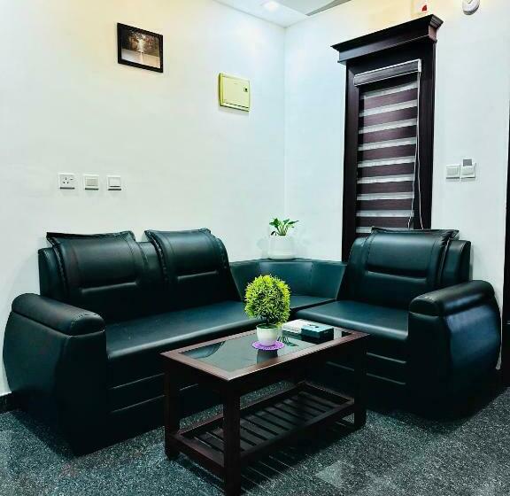 Отель Beverly Suites