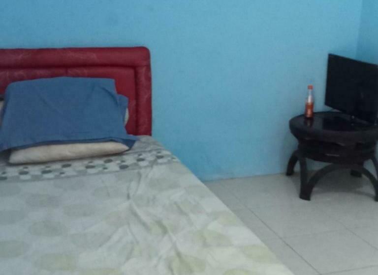 Bed and Breakfast Kontrakan/penginapan Amel Ho