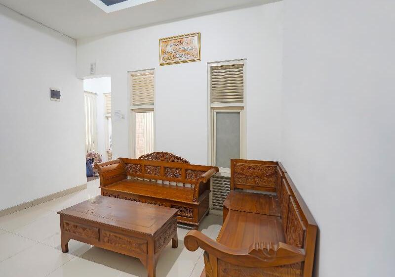 هتل Oyo 91743 Choirul Residence