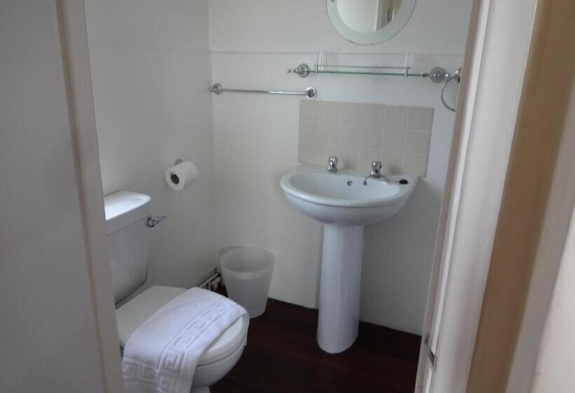 هتل The Hillmorton Manor