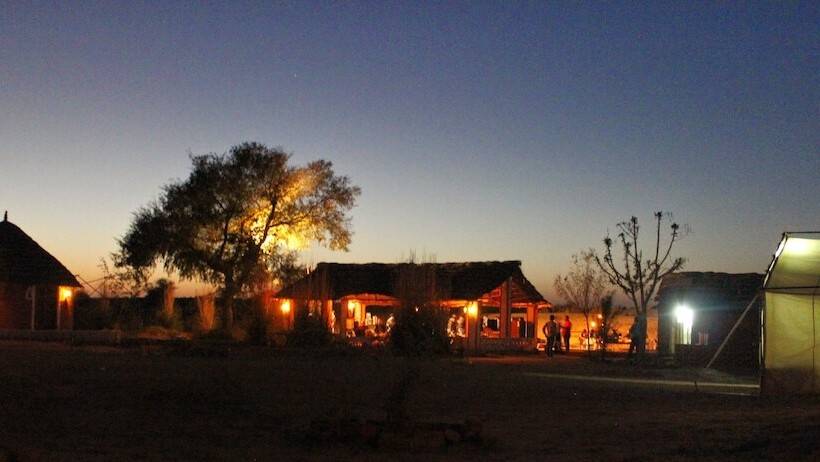 فندق Umaid Safaris & Desert Lodge