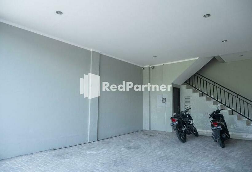 Отель Athena House Syariah Near The Park Mall Solo Baru Mitra Reddoorz