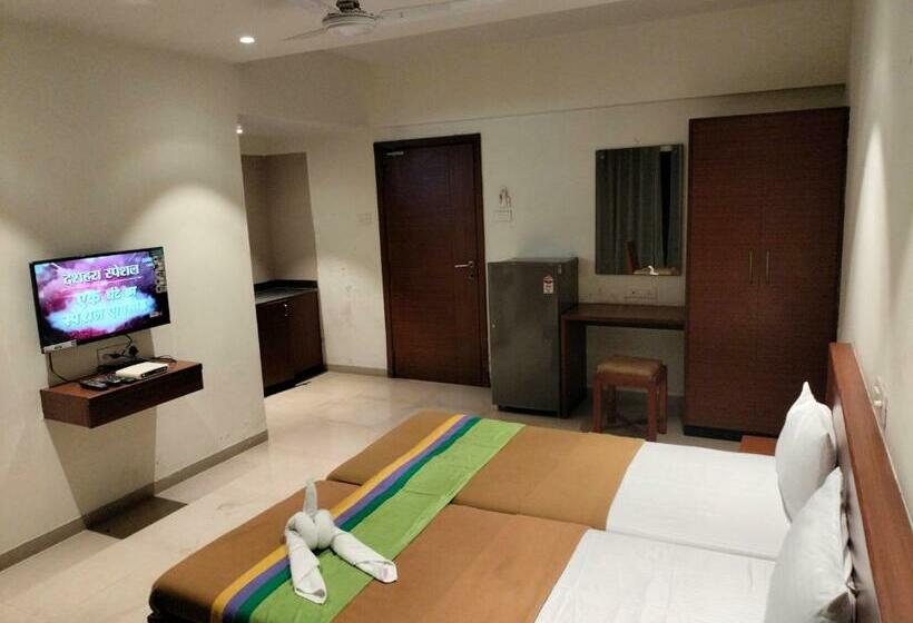 Отель Sumanchandra Suites
