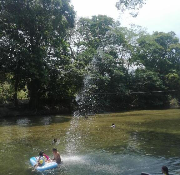 پانسیون Hostal La Macarena