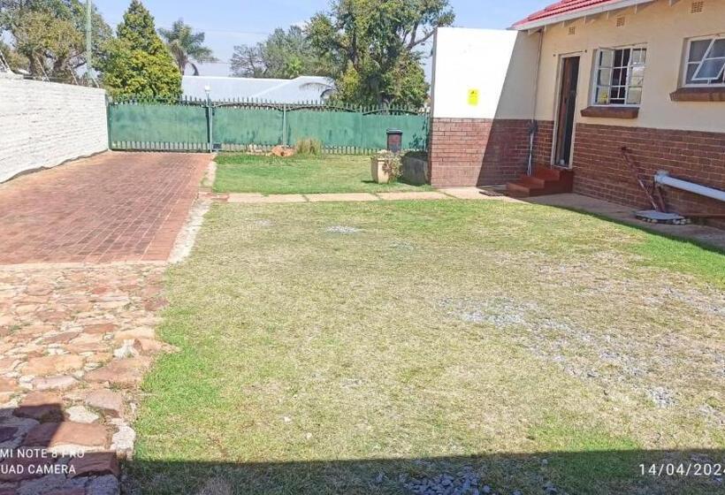 Pension Jollys Park Guesthouse