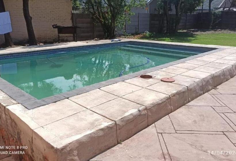 Pension Jollys Park Guesthouse