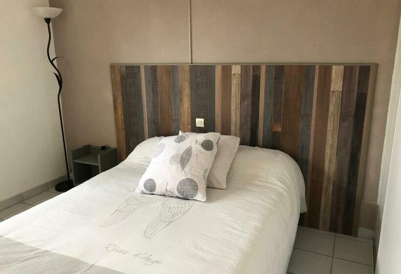 Отель Logis Hôtel Restaurant Le Clos Saint Loup