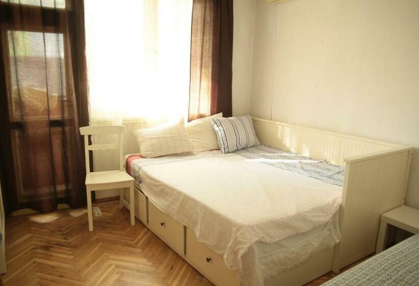هاستل Elie S Home