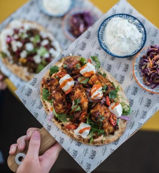 هاستل The Crown