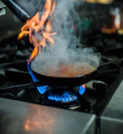 هاستل The Crown