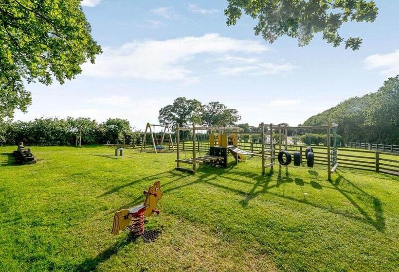 Курорт Castle Brake Holiday Park