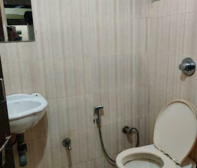 Отель L L Guest House By Wb Inn