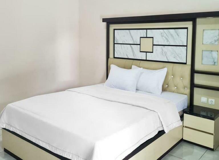 Отель Reddoorz @ Jalan Nyai Enat Sampit