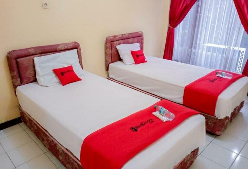 فندق Reddoorz Near Politeknik Perkeretaapian Indonesia Madiun