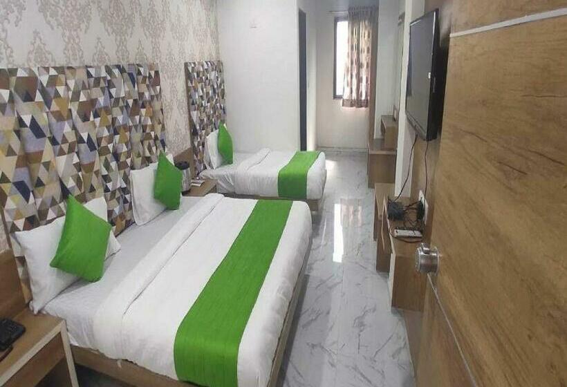 Отель Spot On 92880 Radhika Guest House