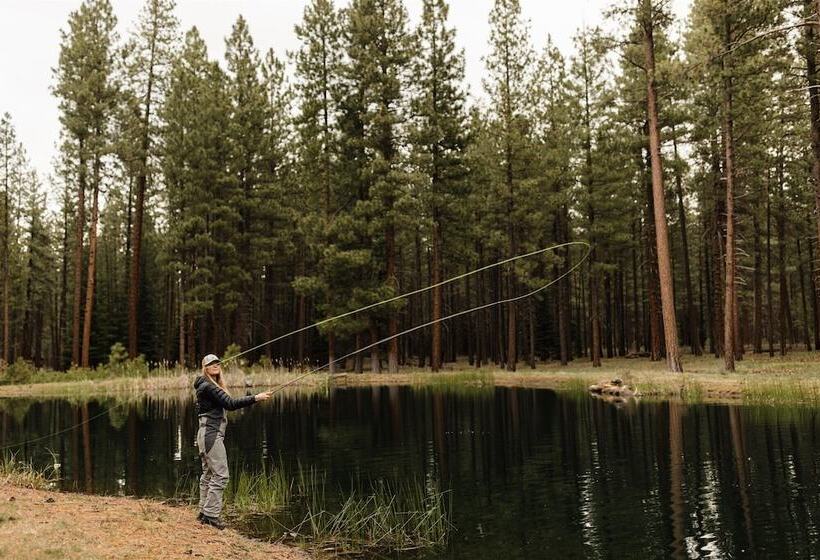 منتجع Lake Creek Lodge