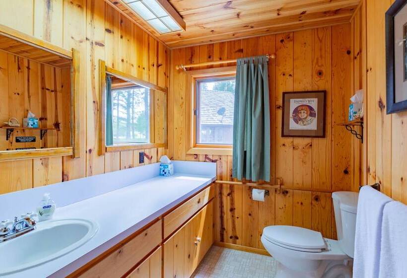 منتجع Lake Creek Lodge