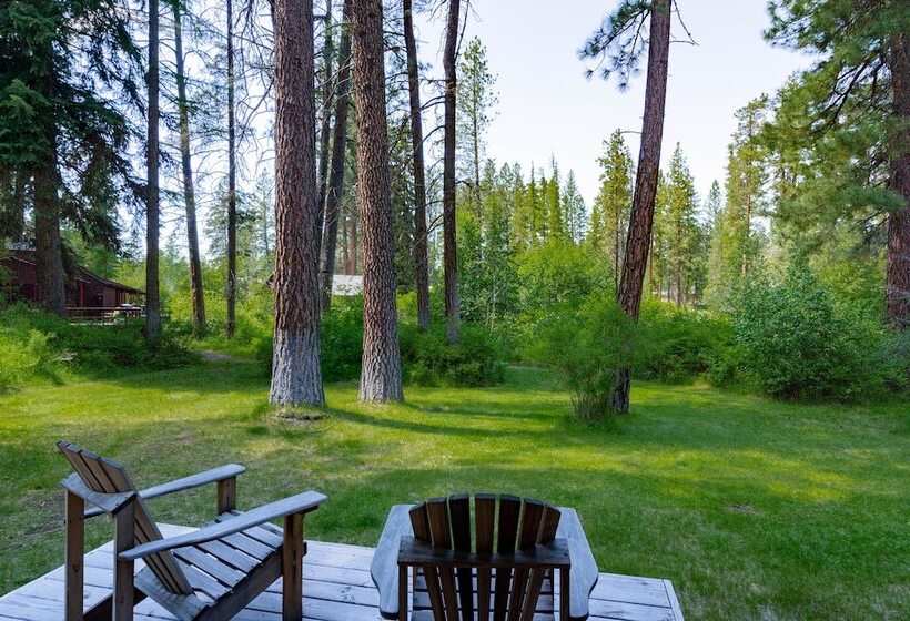 منتجع Lake Creek Lodge