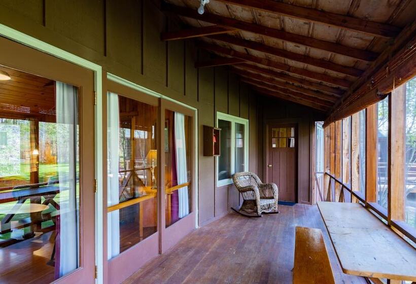 منتجع Lake Creek Lodge