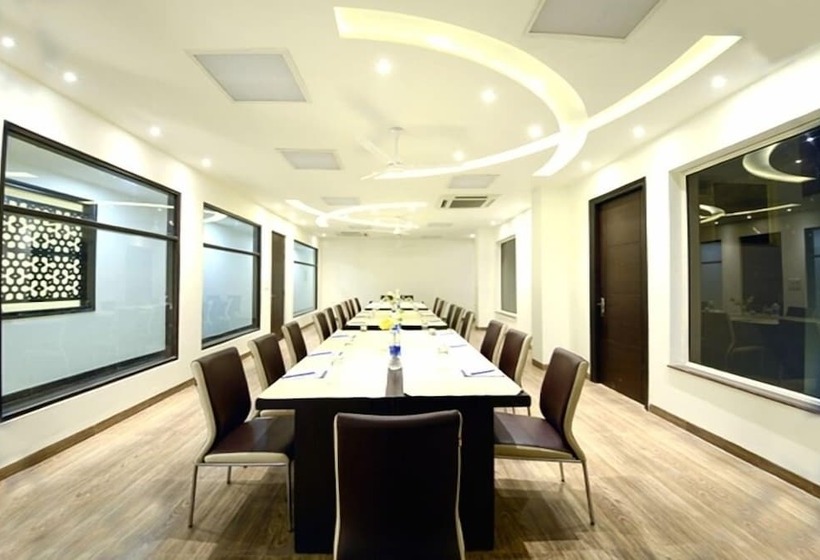 בית מלון כפרי Madhushrie