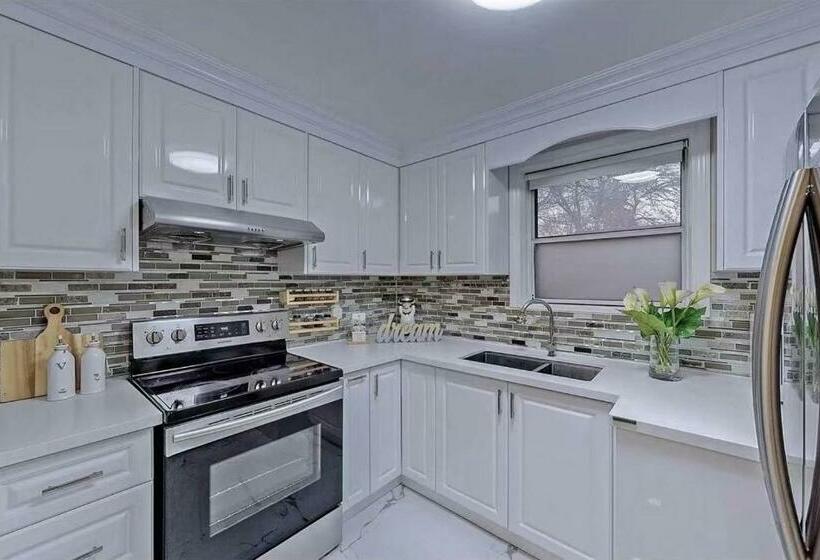 펜션 Cozy 3 Room Bungalow In Midtown Toronto