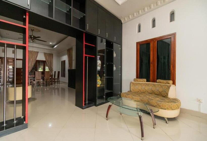 Отель Reddoorz Syariah Near Universitas Putra Indonesia Padang