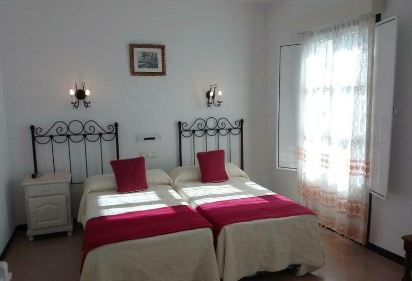 Пансион Hostal 2 Estrellas Restaurante Las Tres Encinas En El Centro Del Pueblo