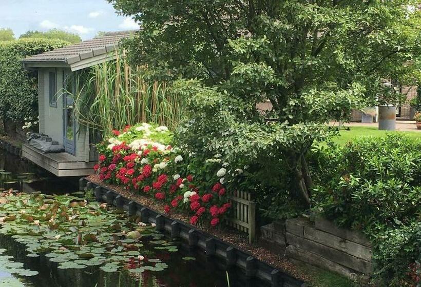 Bed and Breakfast Tiny House Boatshed