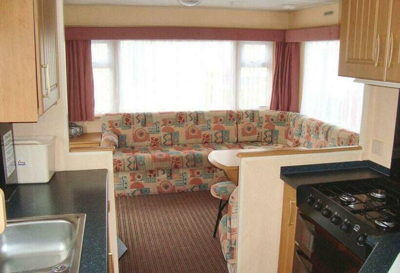 منتجع Golden Anchor Caravan Park