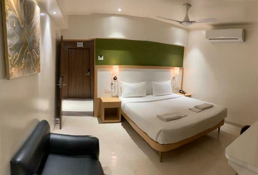 فندق Palash Inn