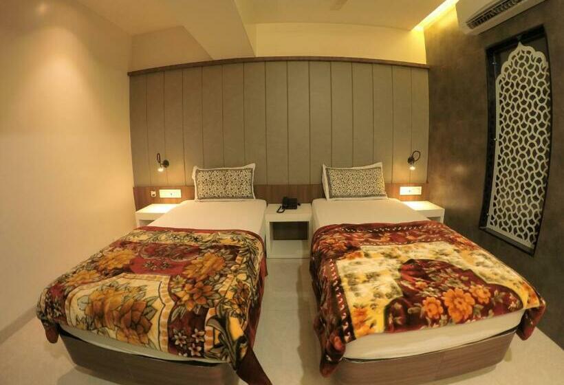 فندق Palash Inn