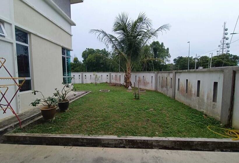 בית מלון כפרי Oyo 90782 Juwingan Syariah 3
