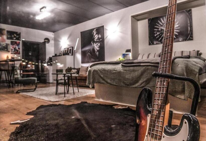 Bed and Breakfast Backstage
