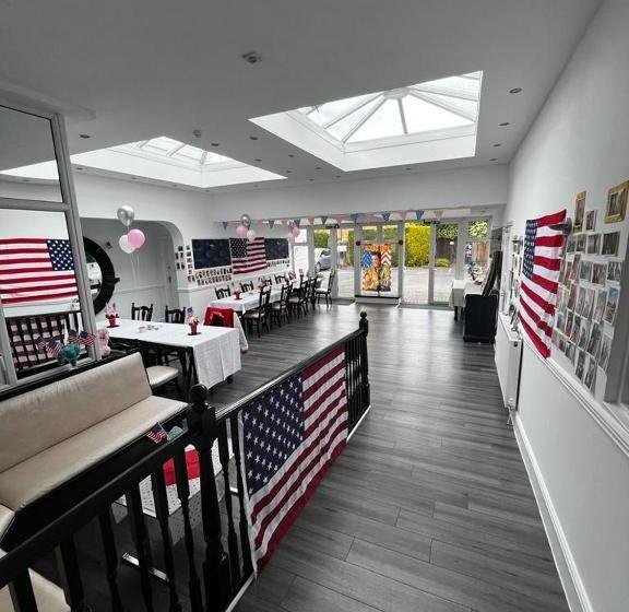 هتل Charnwood Regency Guest House