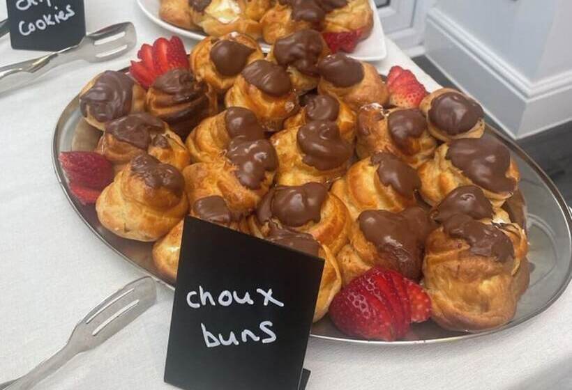 هتل Charnwood Regency Guest House