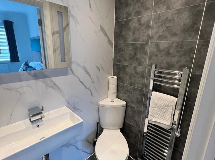 هتل Charnwood Regency Guest House