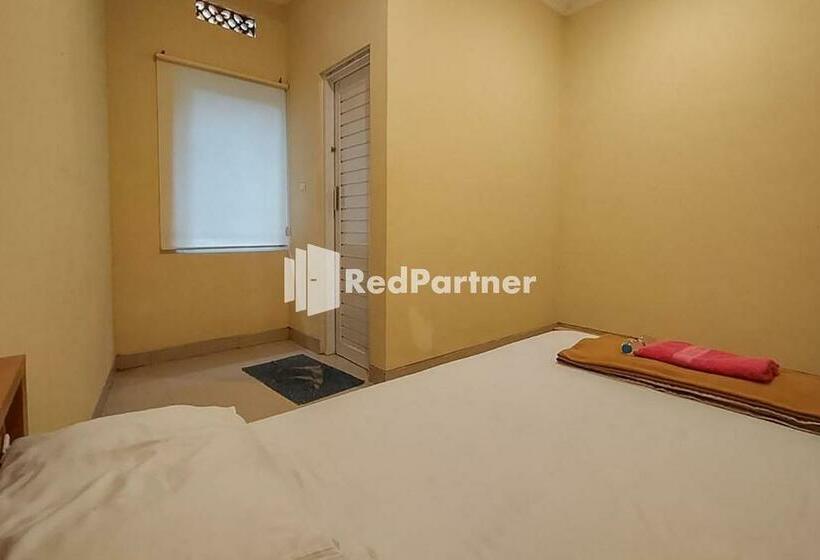 Отель Batu Homestay Puncak Mitra Reddoorz