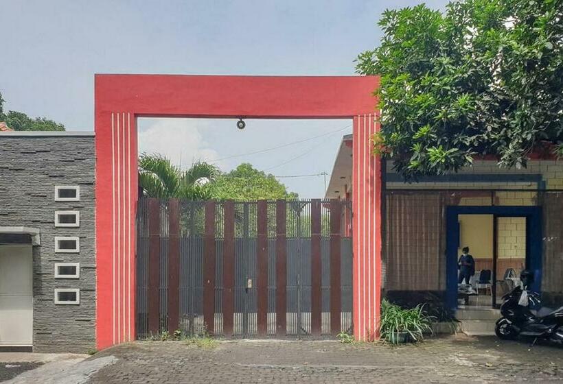 Отель Bromo 22 Homestay Syariah Near Terminal Bayuangga Probolinggo Mitra Reddoorz