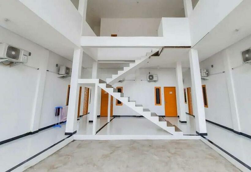 ホテル Reddoorz At Permana Homestay Near Supadio Airport Pontianak