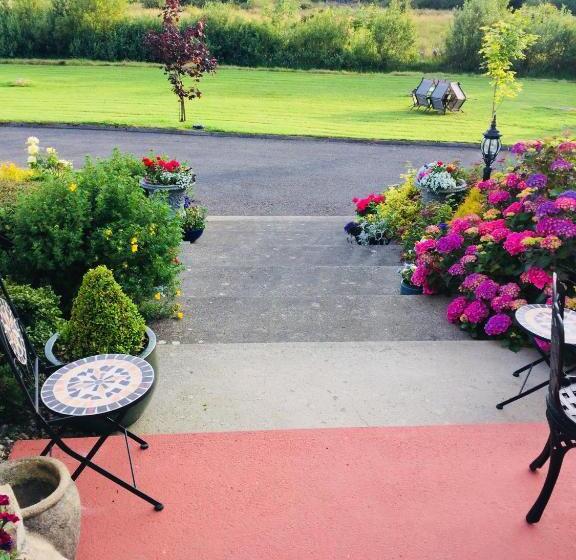 Hillcrest Farmhouse Bed & Breakfast