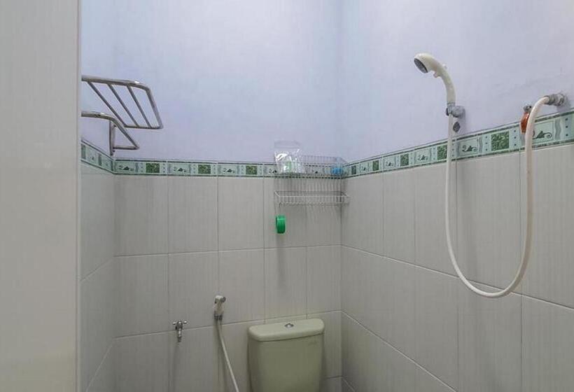 ホテル Angrumba Family Homestay Near Rsud Caruban Mitra Reddoorz