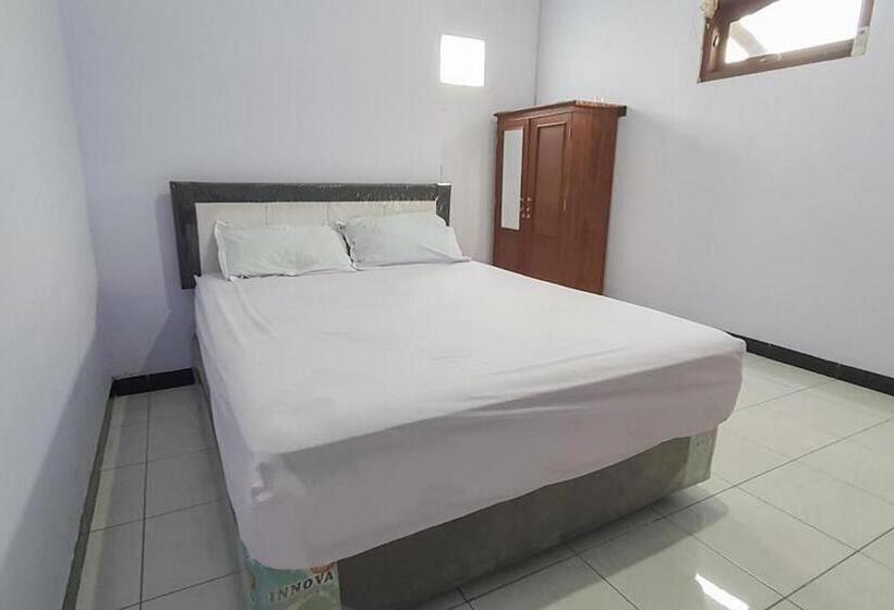 ホテル Angrumba Family Homestay Near Rsud Caruban Mitra Reddoorz