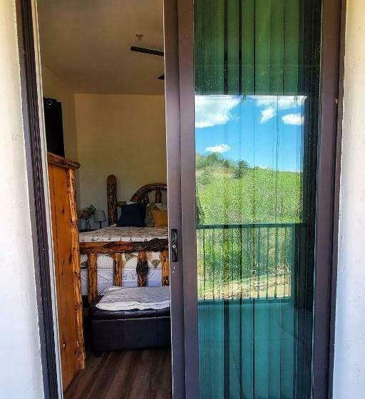 Отель Creekside Lodge And Cabins