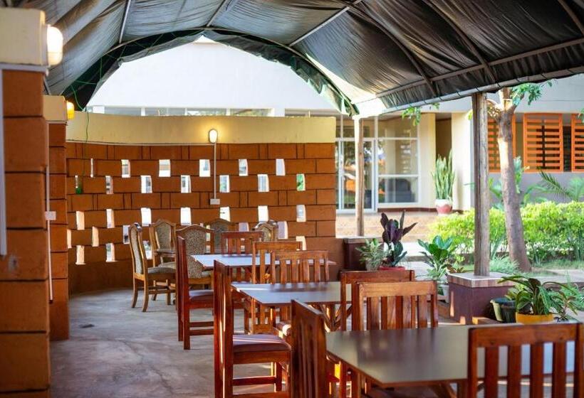 בית מלון כפרי Kilimanjaro Snow Peak