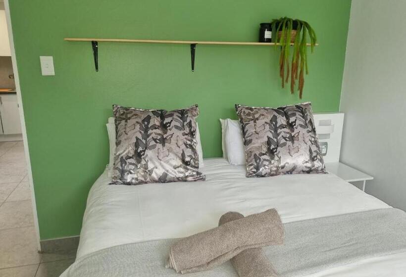 بنسيون Eland Place Self Catering Guest House