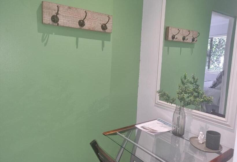بنسيون Eland Place Self Catering Guest House