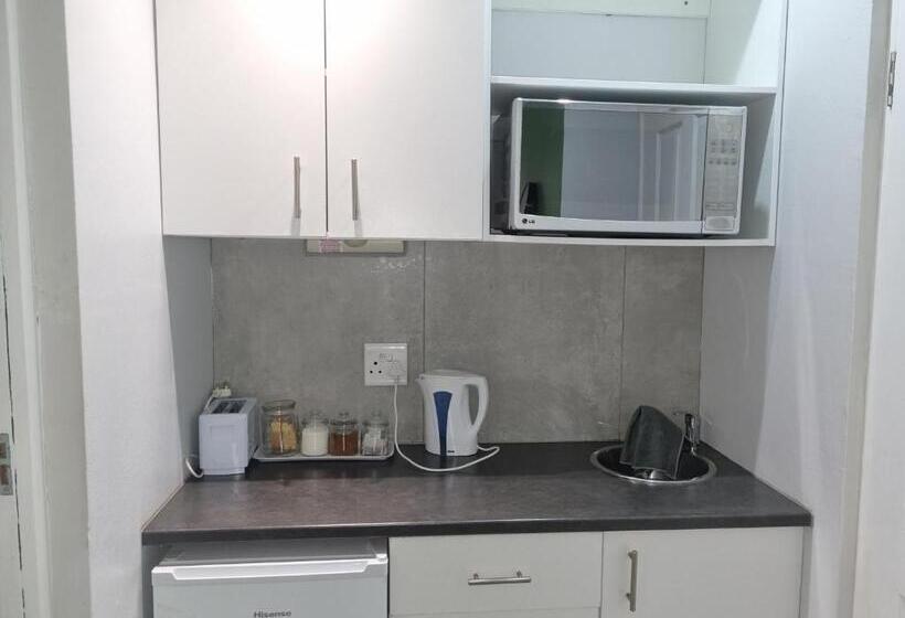 بنسيون Eland Place Self Catering Guest House