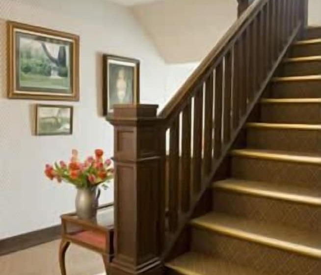 호텔 Crestmont Inn