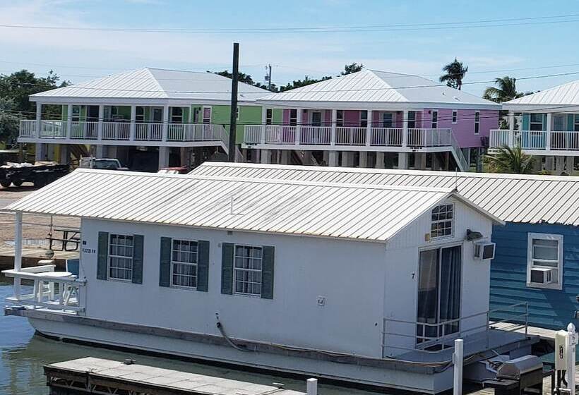 فندق Old Wooden Bridge Resort & Marina