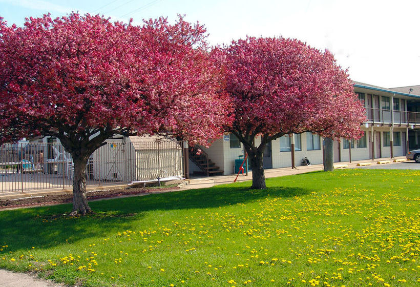 هتل Quad City Inn